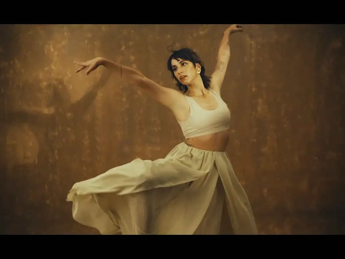 CLAY WHISPERS BY BLUESTONE X BALLET still 4
